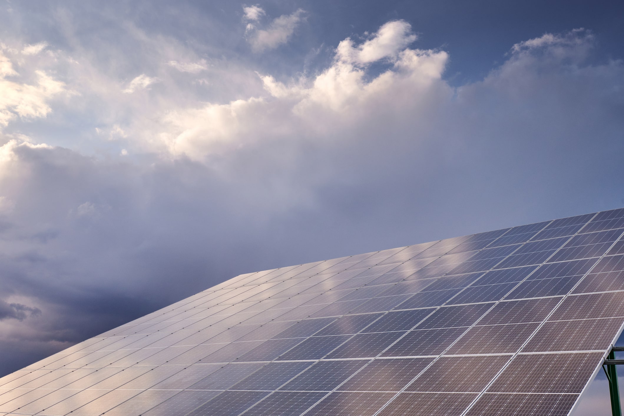 Trotz Wolken: So effizient sind PV-Anlagen bei bewölktem Himmel!